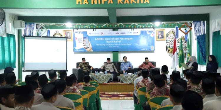 Kolaborasi dengan Ketua DPRD, Bank Kalsel Lakukan Inklusi dan Literasi Keuangan di Ponpes Rakha Amuntai